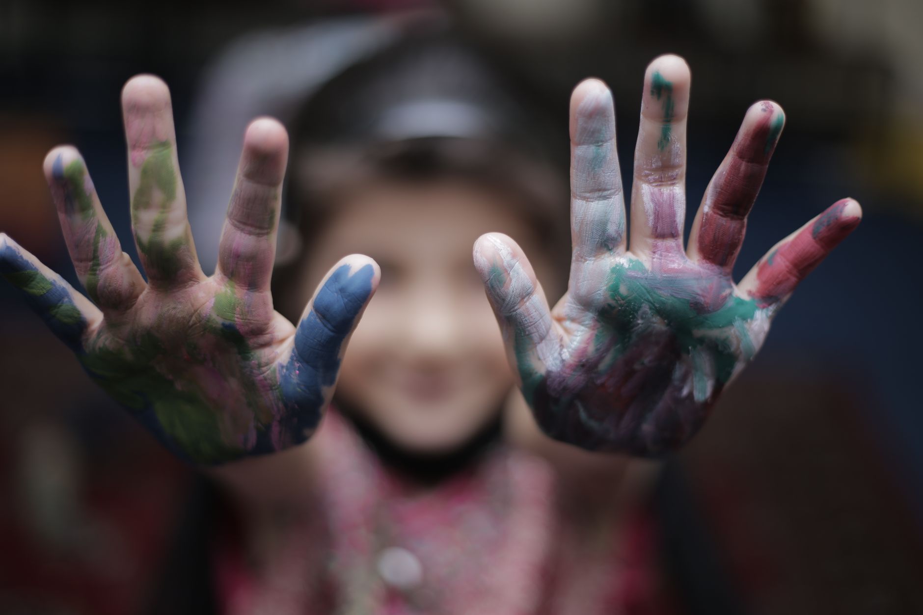 Manos pintadas de colores durante un taller de arte