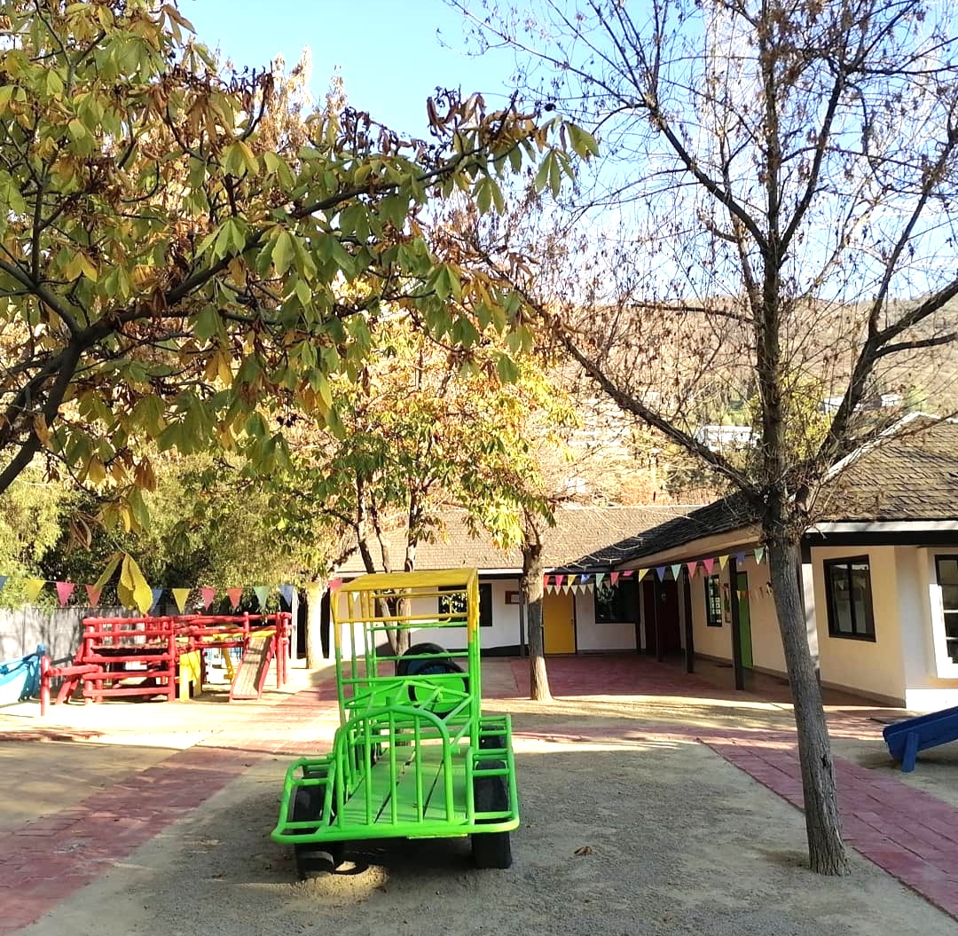 Patio de juegos con áreas verdes del jardín