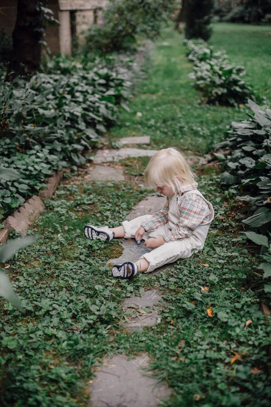 Niño explorando el jardín durante la tarde