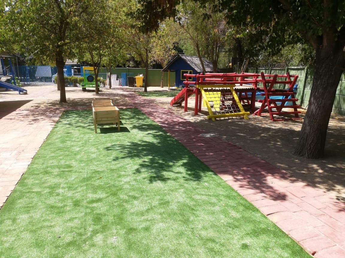 Áreas verdes y patios de juego del Jardín Infantil Santa Blanca en Lo Barnechea