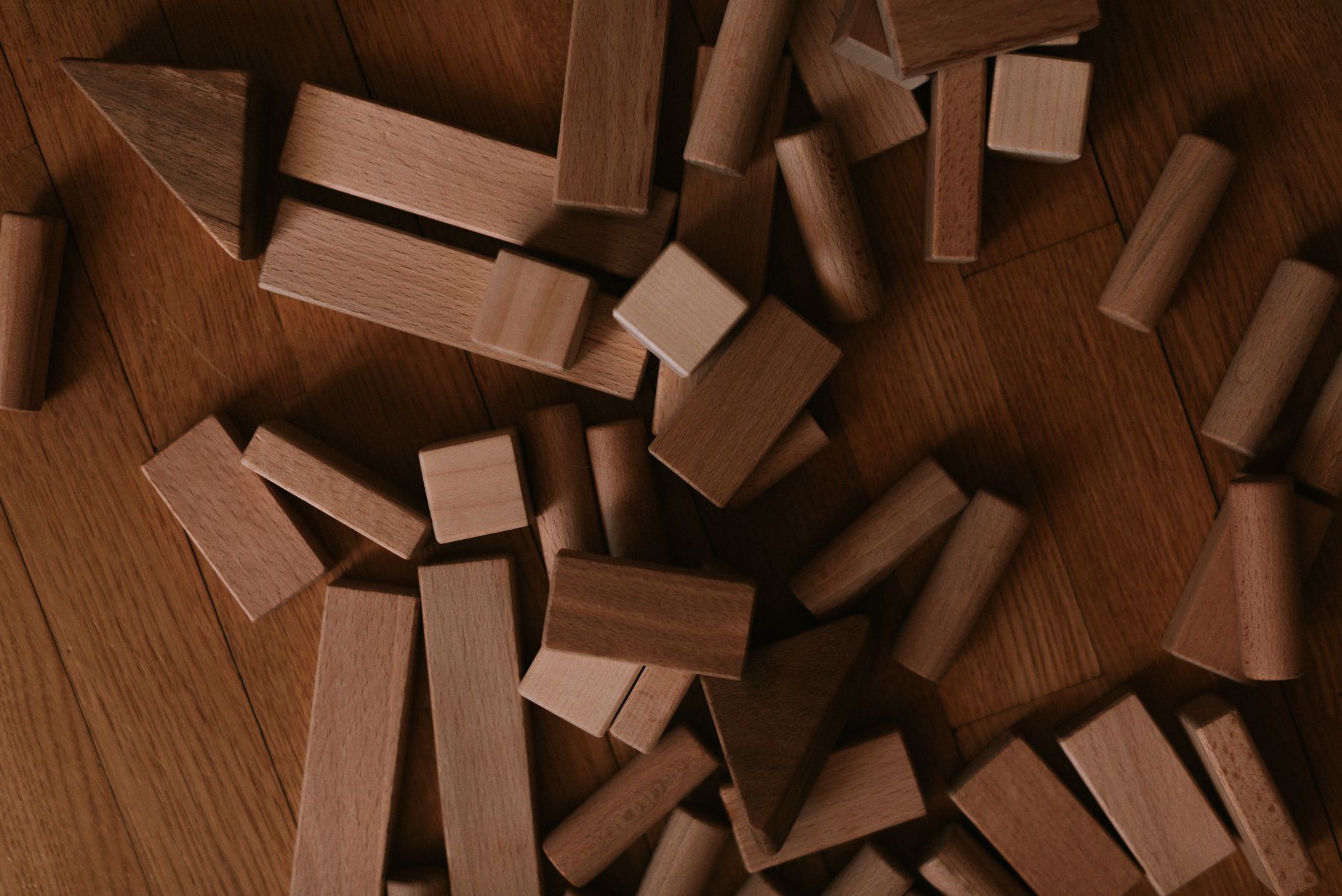Juego con bloques de madera natural