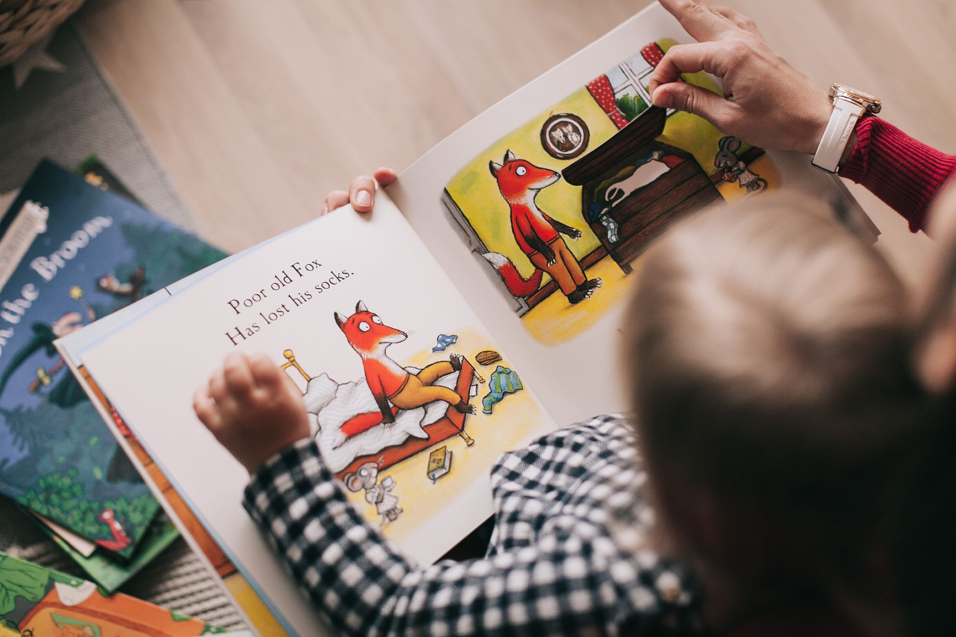 Niño explorando un cuento ilustrado